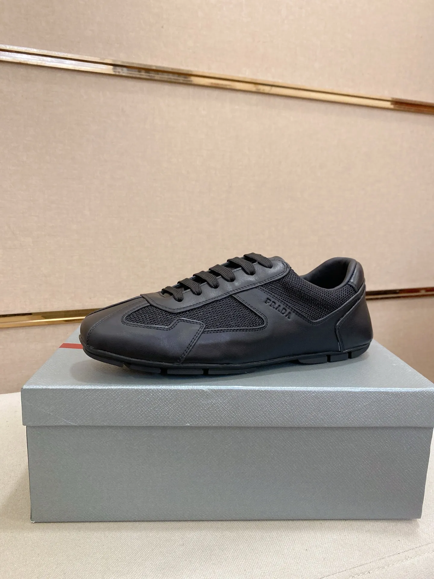 Men's shoes 💰 480💰 ✔️✔️✔️Top high version High-quality new PRADA (Prada) counters are launched at the same time. The new men's shoes and 😘fabrics are purely handmade in Niujing. Lining: Full cowhide lining. 👍🏿High-end☄️Open-molded non-slip rubber outsole, exquisite lines, simple and elegant, comfortable and high-end for leisure travel. Code number: 38-44. Can be customized45